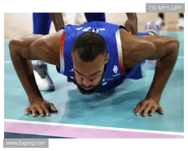 戈贝尔半场14分钟5分7板3帽正负值+13却背3犯影响走向